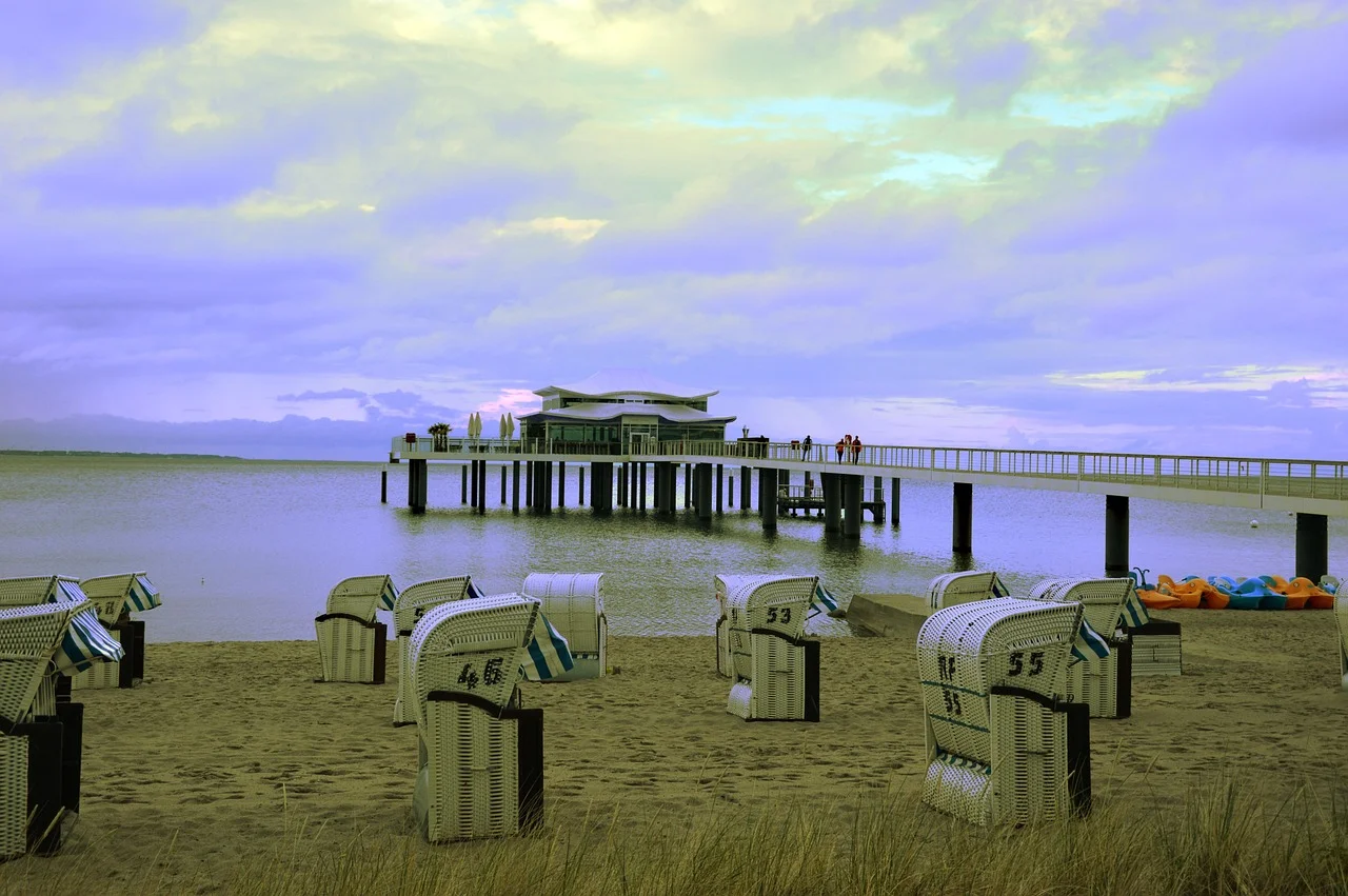 Strandkörbe am Ostseestrand der Lübecker Bucht in Abendstimmung