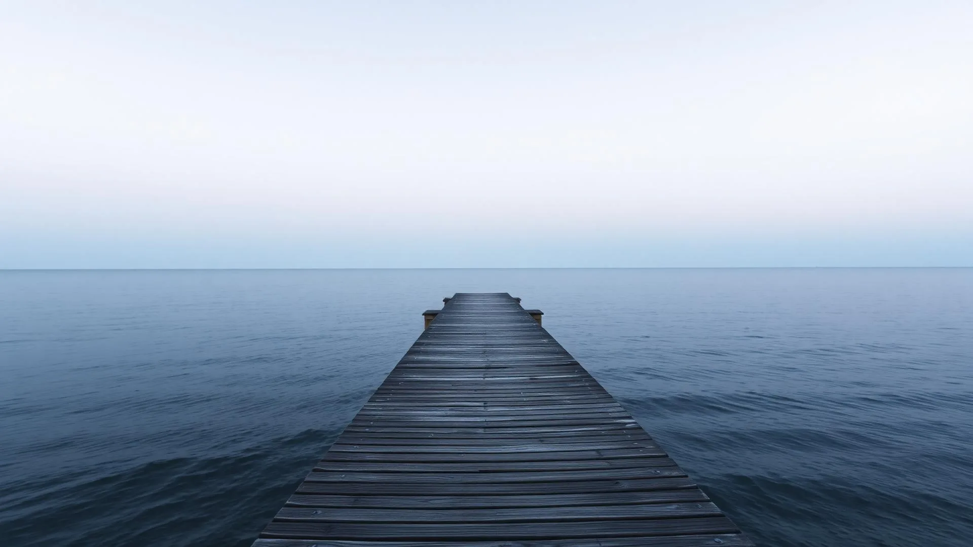 Holzsteg in die abendlich ruhige Ostsee